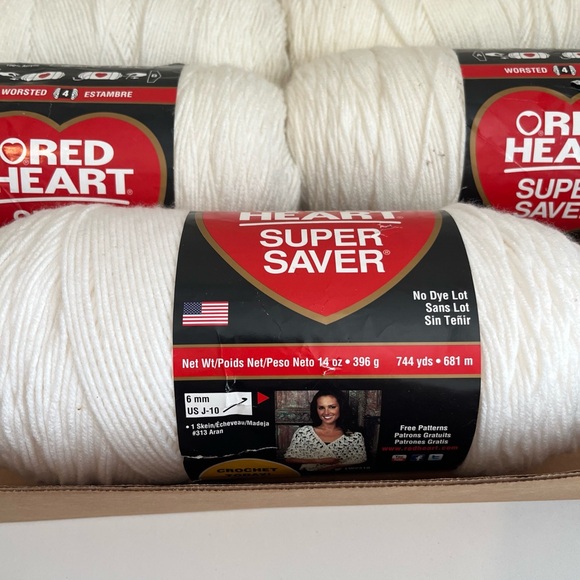 Red Heart Bundle Super Saver Yarn in White 5 skeins - Picture 6 of 7